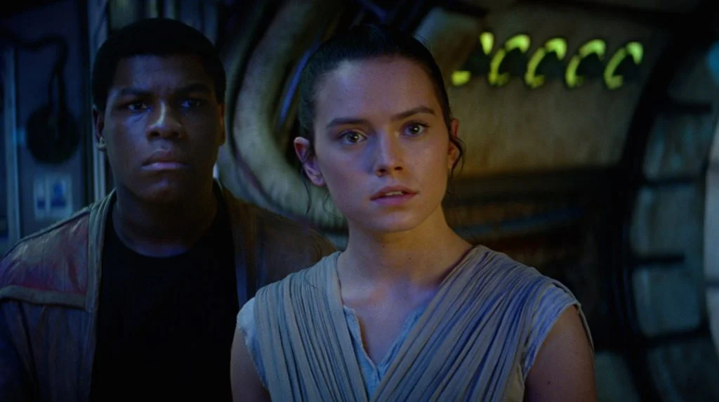 Daisy Ridley felidézte, hogy J.J. Abrams milyen tanáccsal látta el a Star Wars forgatása alatt 6 Star Wars: Az ébredő Erő