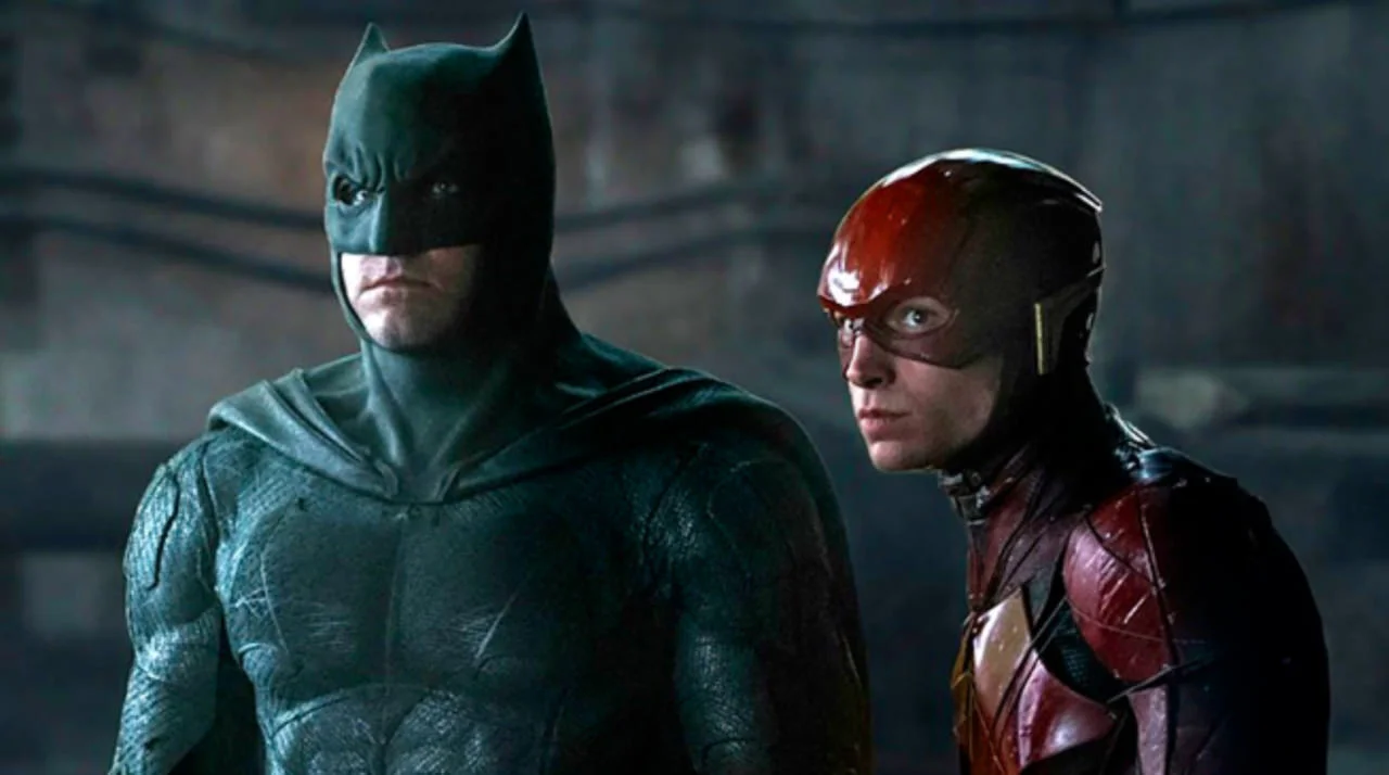 Batman újra Batpoddal száguldozik a The Flash forgatásán, miközben felrobbantja az útját elálló autókat