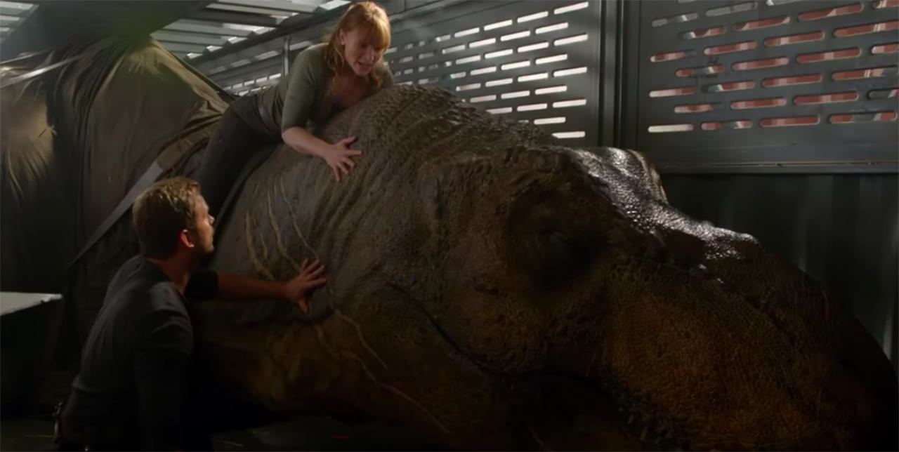 Bryce Dallas Howard egy T-Rexet lovagol meg a legújabb Jurassic World: Bukott birodalom tévészpotban