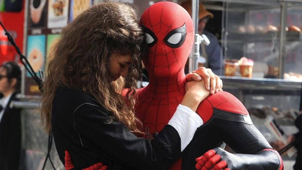 Pókember és MJ újra együtt lógnak, Tom Holland és Zendaya egy magas építményről ugrik a mélybe a Pókember 3. forgatásán 6 pokember idegenben