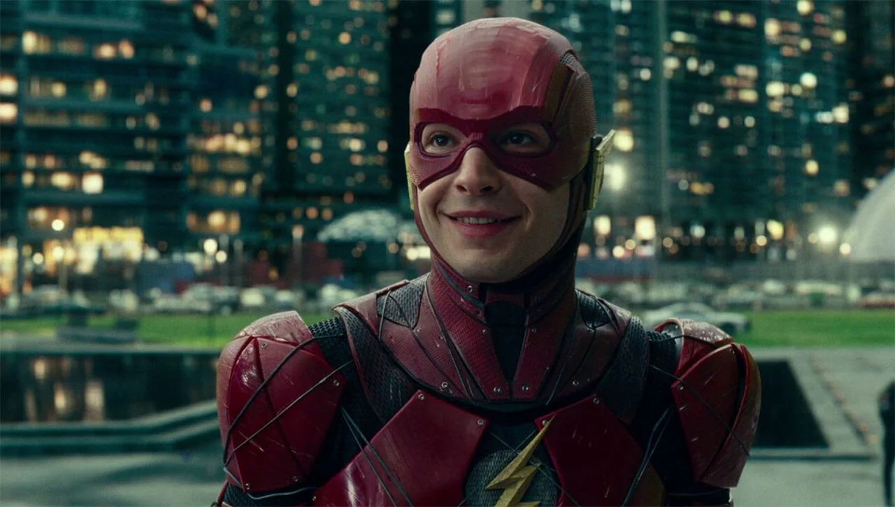 Michael Keaton mint Bruce Wayne, Barry Allen, Iris West és Supergirl a The Flash legújabb fotóin