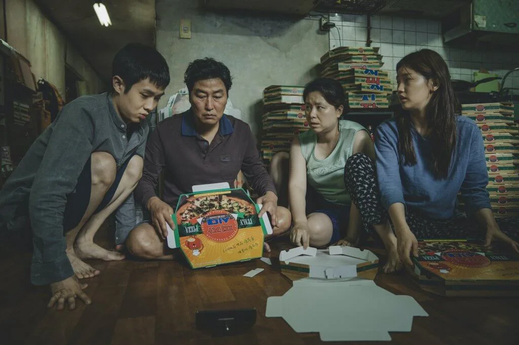 KRITIKA: Élősködők 9 A Kim család (Woo-sik Choi, Kang-ho Song, Hye-jin Jang, So-dam Park) in Parasite. Courtesy of NEON + CJ Entertainment