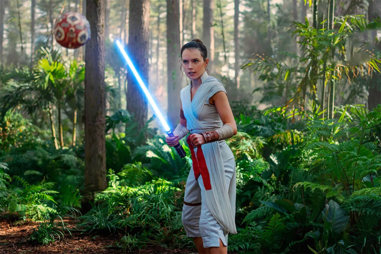 A Skywalker kora legújabb előzetesében Leia egy fénykardot tart a kezében