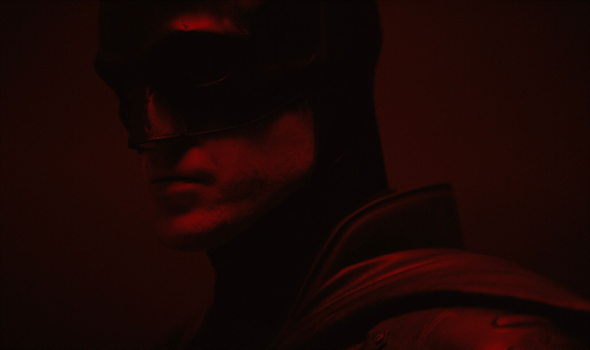 Végre teljes képet kaptunk Robert Pattinson Batman jelmezéről, és még a Batmotort is elővették