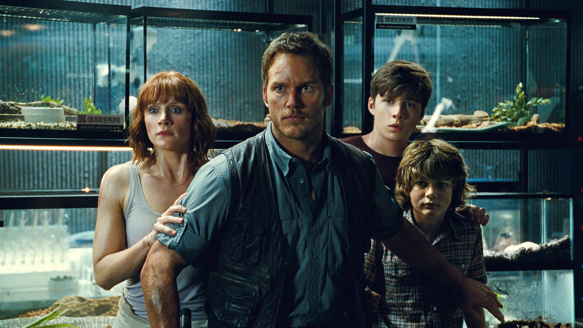 Chris Pratt annyira kemény, hogy késsel menti meg a világot a dinóktól a Jurassic World: Világuralom legújabb képén