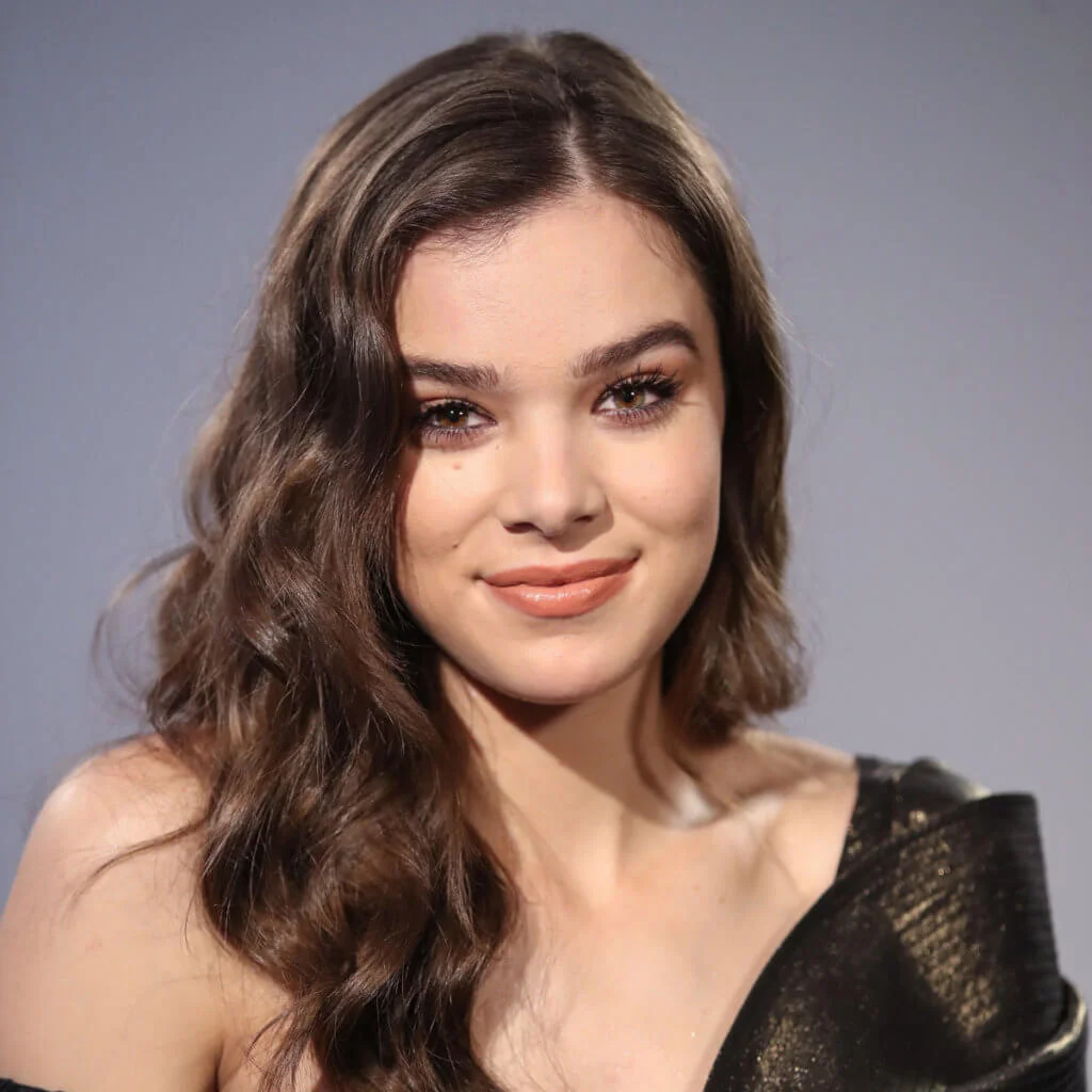 Hailee Steinfeld egy interjú során kitért arra, hogy szerepelhet-e a készülő Sólyomszem-sorozatban 6 hsp