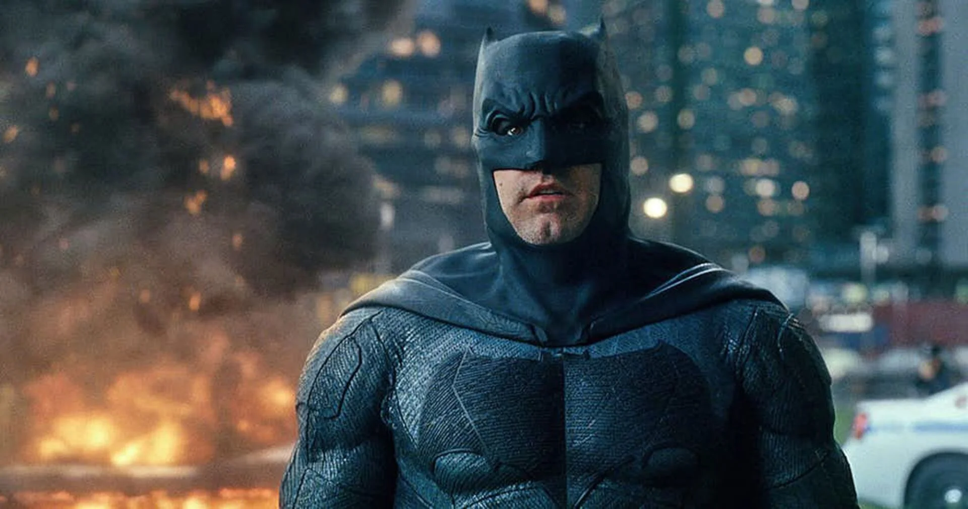 Ben Affleck Batmanje motorra pattant a The Flash legújabb forgatási fotóin