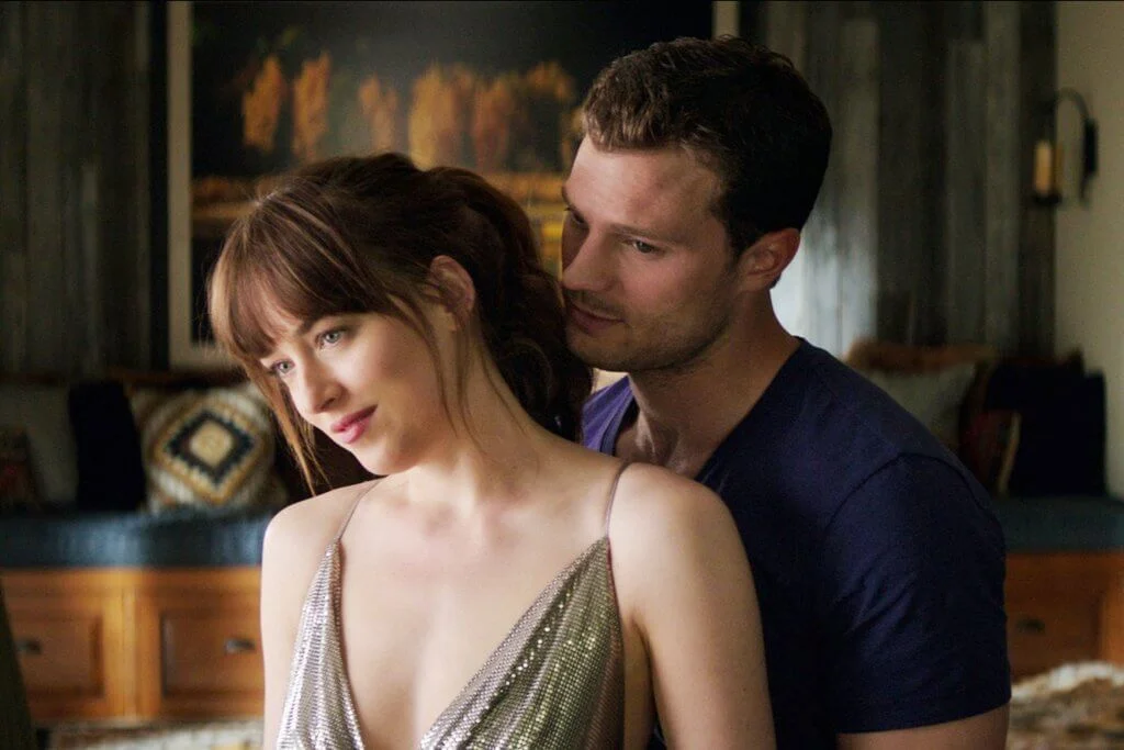Sztárok, akik elloptak egy értékes forgatási kelléket 13 dakota johnson glue thongs fifty shades freed