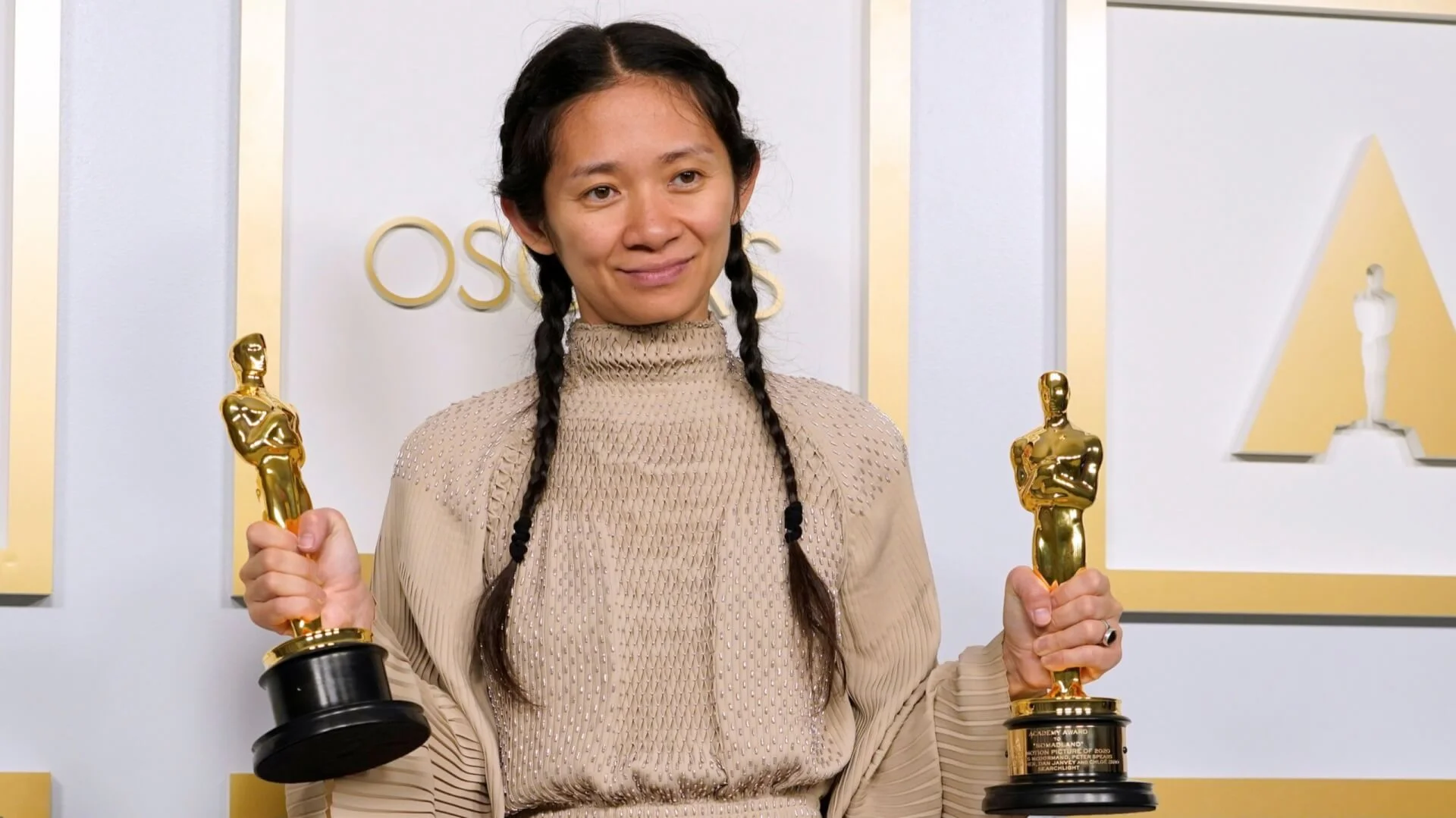 Kína cenzúrázta a közösségi felületeken Chloé Zhao történelmi Oscar-győzelmét