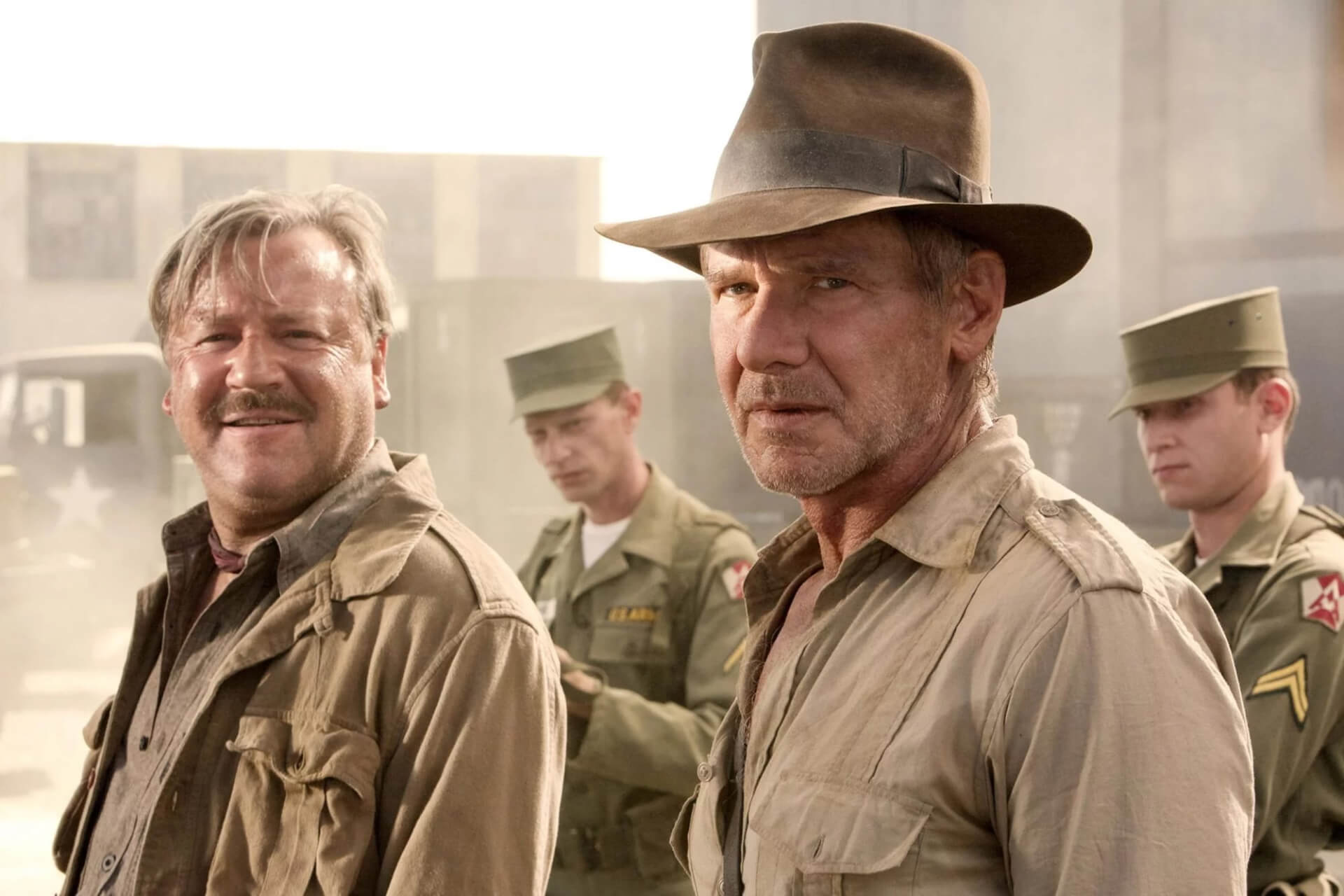 Harrison Ford az ikonikus jelmezében megérkezett az Indiana Jones 5. forgatására