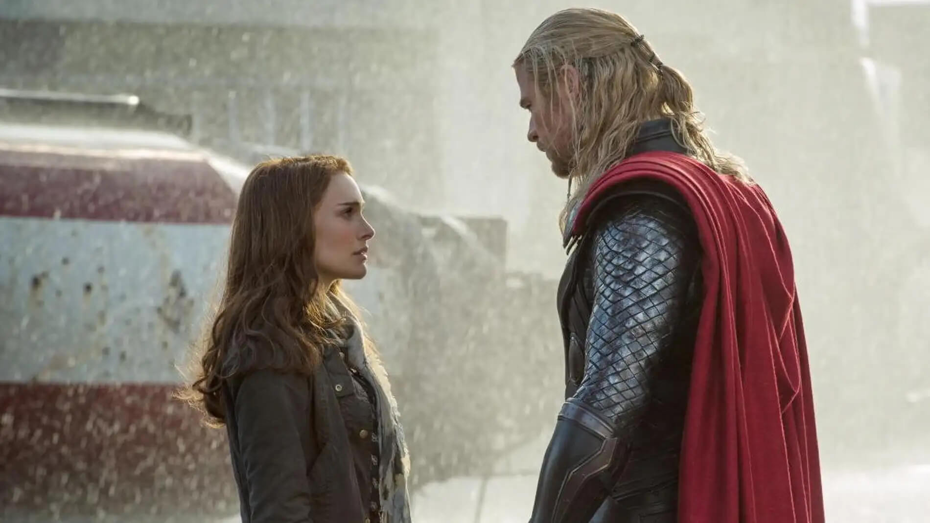 A Thor: Szerelem és mennydörgés forgatási fotóján Jane Foster és Thor randiznak egy visszaemlékezésben