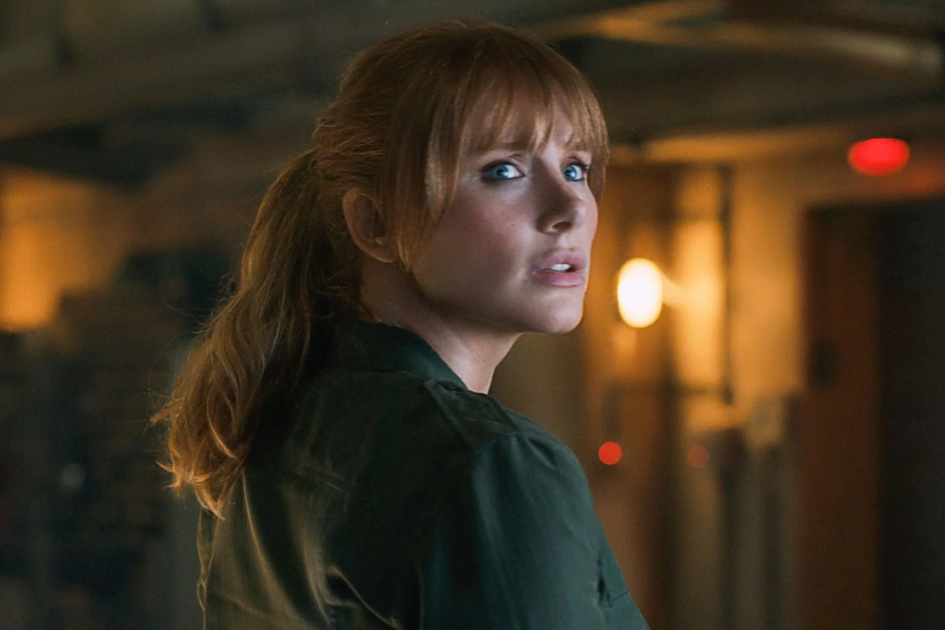 Bryce Dallas Howard karaktere, Claire nyakig ül a bajban a Jurassic World: Világuralom új képkockáján