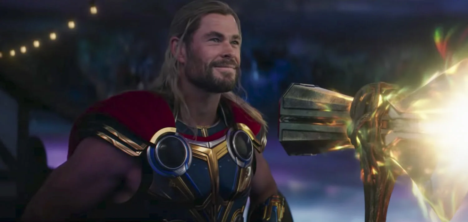 A Thor: Szerelem és mennydörgés előzetesében a főhős a visszavonuláson gondolkozik, miközben bemutatkozik egy új hős
