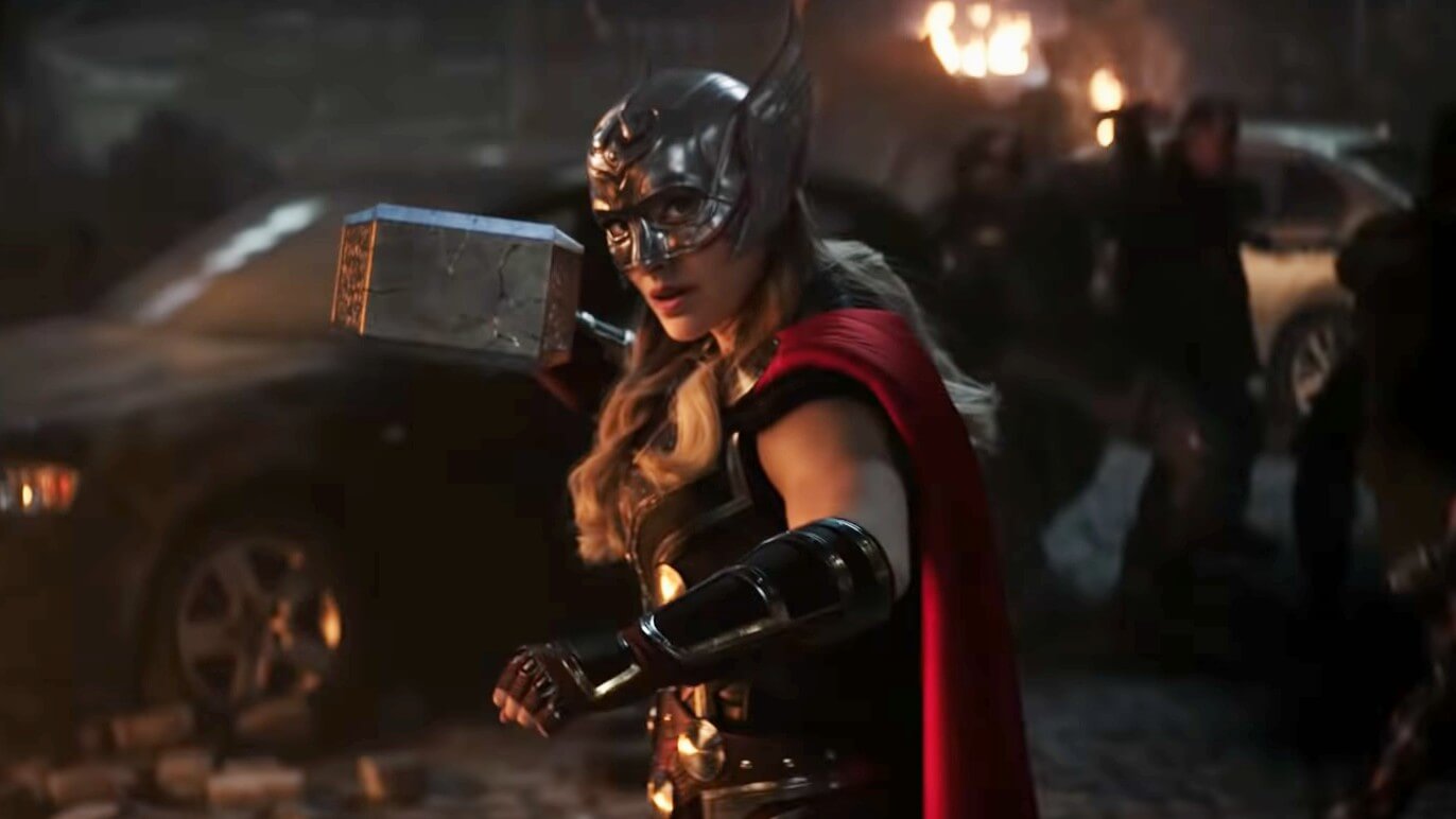 A Thor: Szerelem és mennydörgés főszereplői, Thor és Natalie Portman Hatalmas Thorja sisak nélkül pompázik