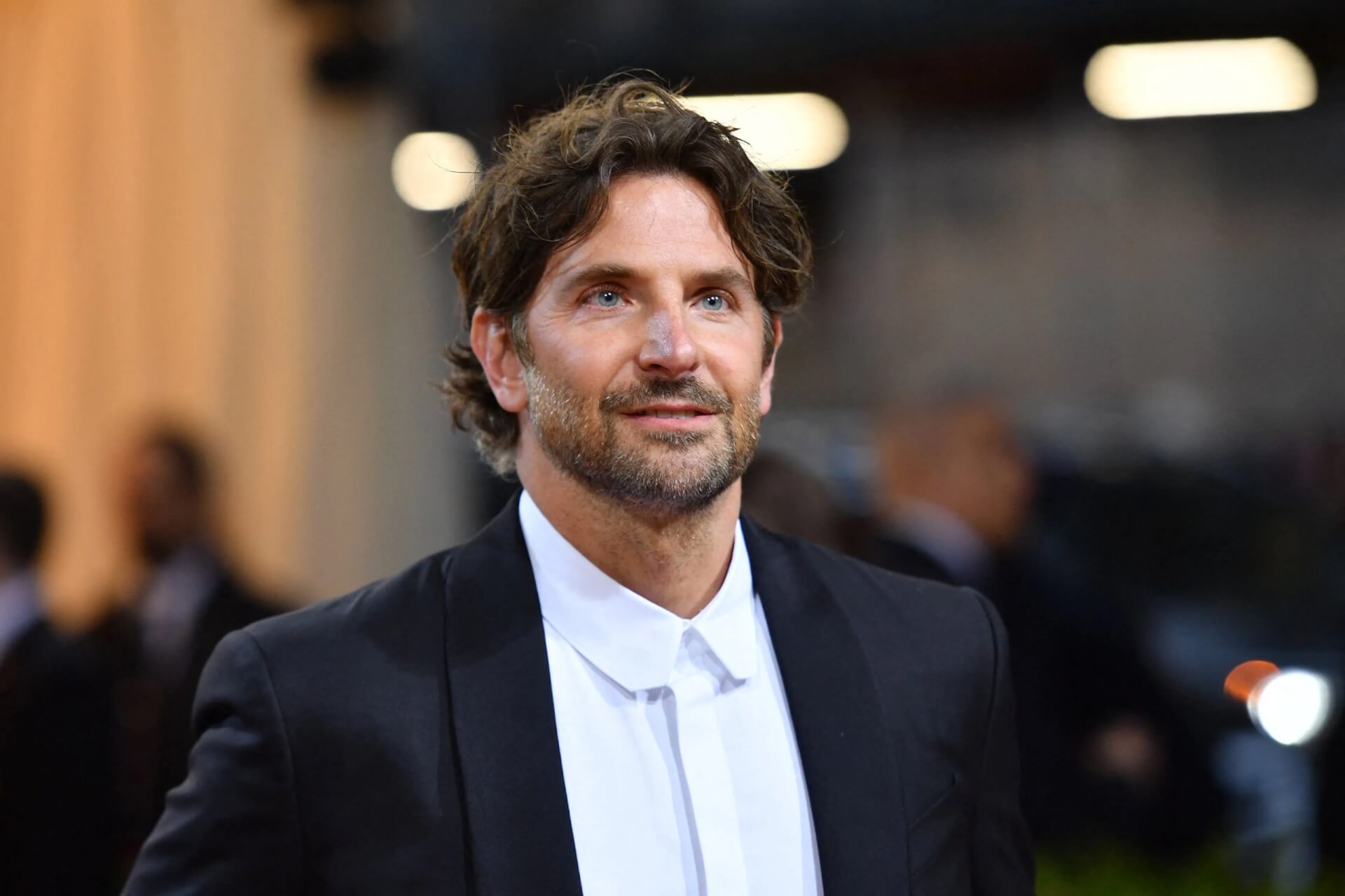 Bradley Coopert a felismerhetetlenségig elmaszkírozták a Netflix új drámájában