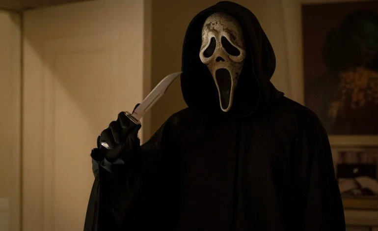 A Sikoly VI. tévészpotjában a Ghostface ijesztgeti főhőseinket