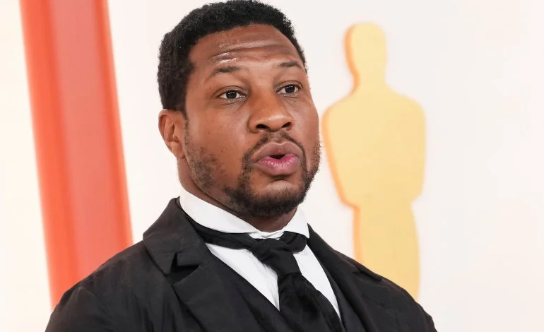 Jonathan Majors egy sor aggasztó váddal néz szembe, miután letartóztatták állítólagos bántalmazás miatt