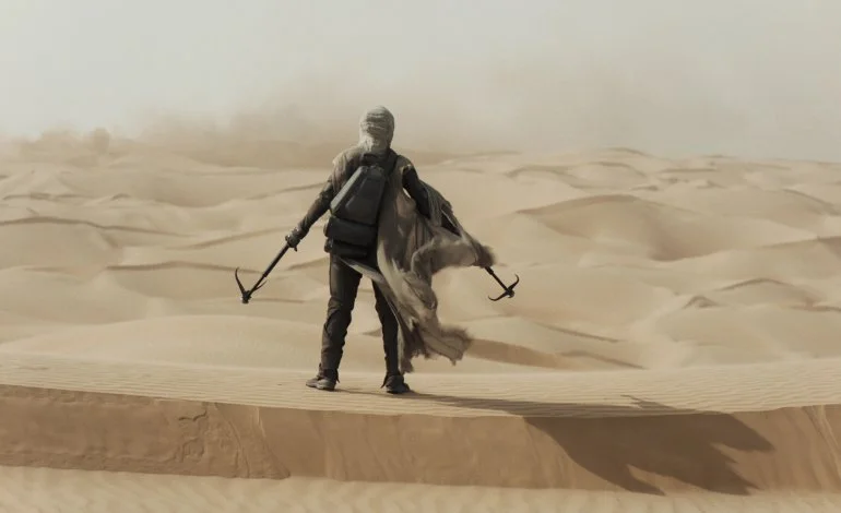 A holnapi nagy előzetes előtt a Dűne 2. első felvételén Paul Atreides látható, ahogy meglovagol egy homokférget