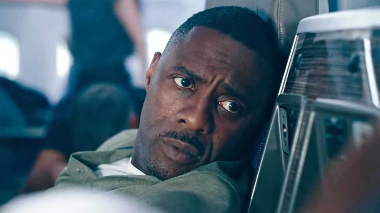 Idris Elba a terroristákkal harcol az Apple Hijack című valós időben játszódó sorozatának első trailerében