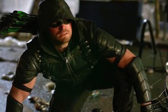 Stephen Amell as Oliver Queen in Arrow Season 5 mini
