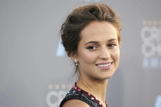 alicia vikander mary katrantzou at 2016 critics choice awards 3