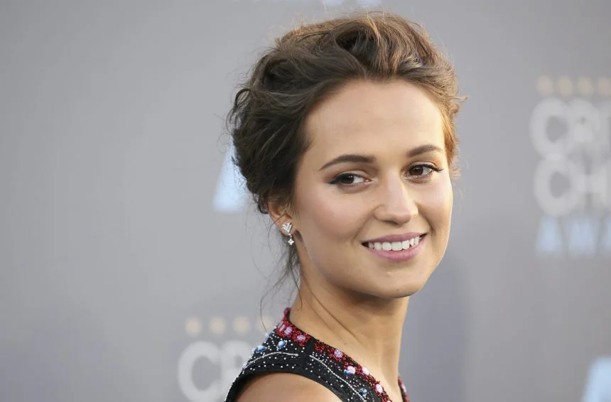 alicia vikander mary katrantzou at 2016 critics choice awards 3