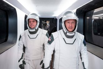 Nem tévedsz, ha a SpaceX űrhajósainak ruhájáról szuperhősjelmezek jutnak az eszedbe 27 SpaceX