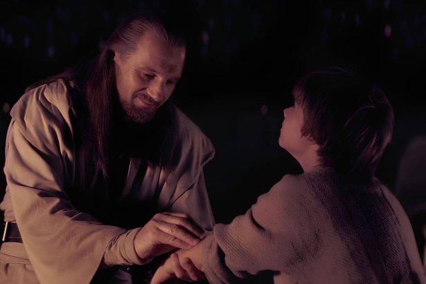 Qui-Gon mintát vesz Anakin véréből.