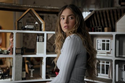 Újabb nagy sztárral bővült Sydney Sweeney The Housemaid - A titkok otthona című folytatásfilmjének stábja 30 The Housemaid - A téboly otthona