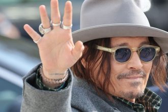 Felismerhetetlenre maszkírozva: Kiszivárgott képeken Johnny Depp új szerepe 20 Johnny Depp