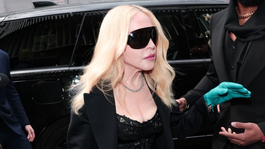 Madonna ellopta a show-t Milánóban: A Popkirálynő megjelent a Dolce & Gabbana bemutatóján 11 Madonna