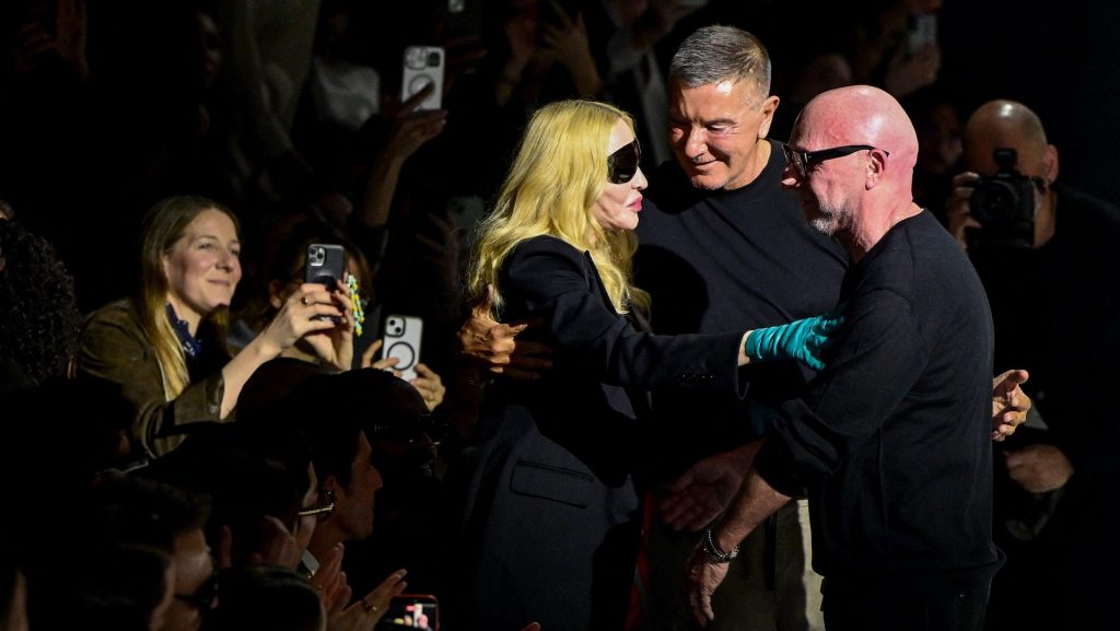 Madonna ellopta a show-t Milánóban: A Popkirálynő megjelent a Dolce & Gabbana bemutatóján 12 Madonna Dolce & Gabbana