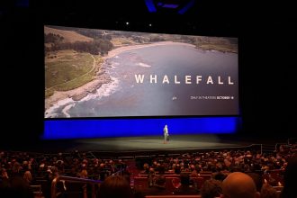 Austin Abrams egy bálna gyomrában küzd a Whalefall előzetesében 18 Whalefall