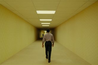Már az első este kasszasiker lett az A24 új film, a Backrooms - Hátsó szobák: nagyot kaszált a horrorfilm 20 Backrooms