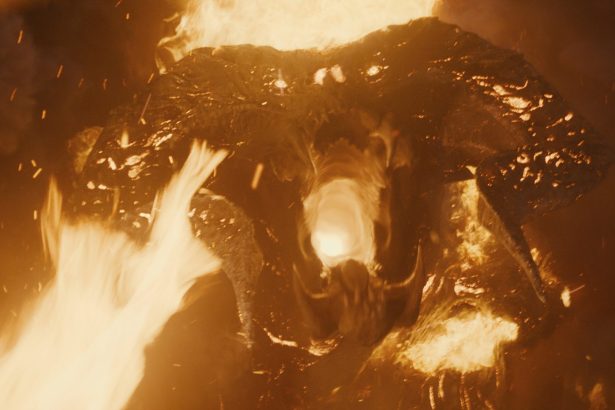 Beszélni fog a Balrog A Gyűrűk Ura: A hatalom gyűrűi 3. évadában: Simon Pegg adja a hangját, és Sauronnal is közös jelenete lesz 12 The Lord of the Rings: The Rings of Power
