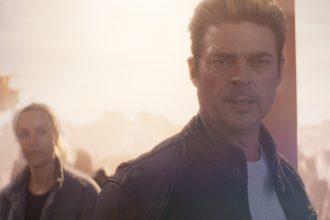 Karl Urban elmagyarázta, miért más Johnny „kibaszott” Cage a Mortal Kombat II-ben, mint a videójátékokban 24 Mortal Kombat II