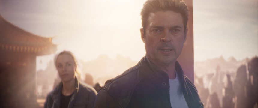 Karl Urban elmagyarázta, miért más Johnny „kibaszott” Cage a Mortal Kombat II-ben, mint a videójátékokban 11 Mortal Kombat II