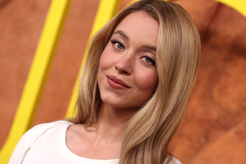 Sydney Sweeney repülős mutatványa hatalmas reakcióhullámot váltott ki a Top Gun oldalánál és a rajongóknál: „Vigyázz, Tom Cruise” 11 Euphoria