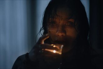 Megérkezett a Gonosz halott: Égj! első előzetese, és pontosan olyan beteg, amilyennek lennie kell 21 Evil Dead Burn