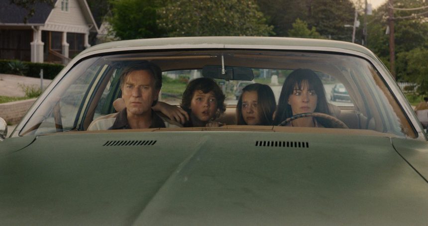 Kitálal a kutyaszínész: Ewan McGregor jól idomítható, de Anne Hathaway egyszerre mindkét fülét meg tudta vakarni 11 The End of Oak Street