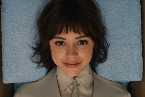 Megérkezett a Klara és a Nap első kedvcsinálója Taika Waititi sci-fi adaptációjához 12 Klara and the Sun