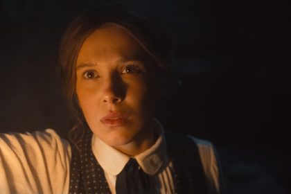 Különös módon játszik kedvenc videójátékával a Stranger Things sztárja, Millie Bobby Brown 34 Enola Holmes 3.