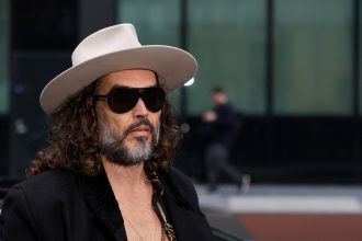 Russell Brand bíróság előtt felel nemi erőszakért 23 Russell Brand
