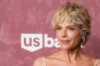 Selma Blair letartóztatásban, miután egy repülőn rátámadt a személyzetre és ki akarta nyitni az ajtót 21 Selma Blair