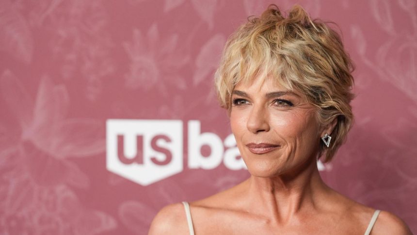 Selma Blair letartóztatásban miután egy repülőn rátámadt a személyzetre és kiakarta nyitni az ajtót 11 Selma Blair