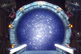 Új alkotóval éledhet újjá a Csillagkapu-sorozat az Amazonon 18 Stargate